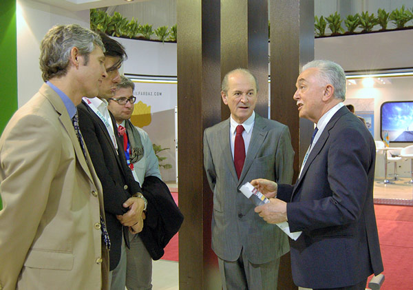 La visite de monsieur  l'ambassadeur de France au stand de Vossloh à  la Foire Internationale de Transport Téhéran, Mai 2016.