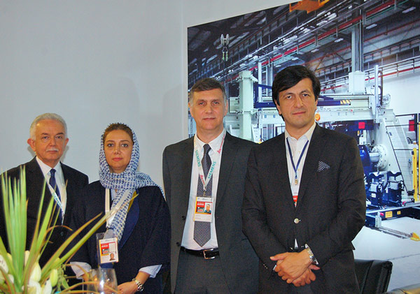 L'équipe d'Arta rail et le Directeur Commercial de la Société BBM a la foire International de Transport Téhéran.