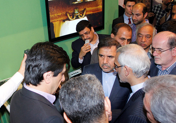 La visite de monsieur Dr. Akhoundi et monsieur Dr. Poursaeid au stand de la société VOSSLOH à la Foire International de Transport Téhéran, 2016.